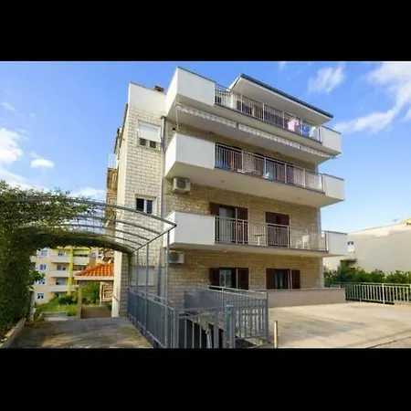 Lucia Apartman