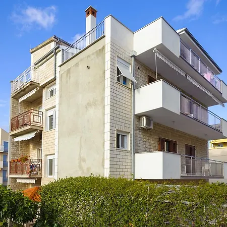Apartment Lucia *